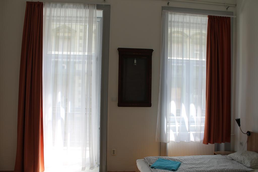 Capital Guesthouse Будапеща Екстериор снимка