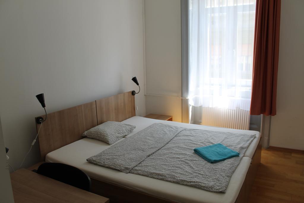 Capital Guesthouse Будапеща Екстериор снимка
