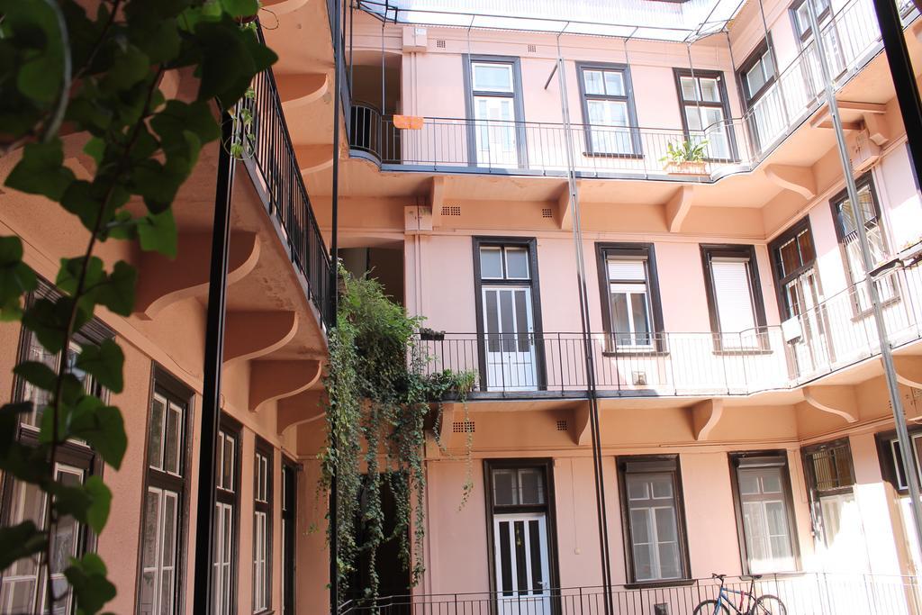 Capital Guesthouse Будапеща Екстериор снимка