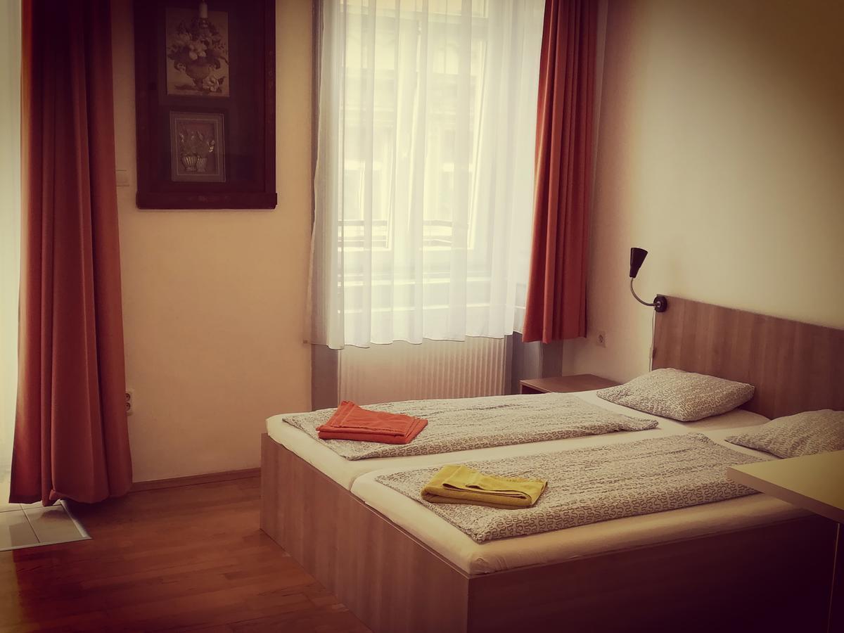 Capital Guesthouse Будапеща Екстериор снимка
